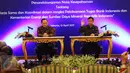 Agus Martowardojo dan Ignasius Jonan sebelum perjanjian kerjasama di Jakarta, Kamis (13/4). BI dan Kementerian ESDM memperluas kerjasama yang mencakup peningkatan keuangan inklusif. (Liputan6.com/Angga Yuniar)
