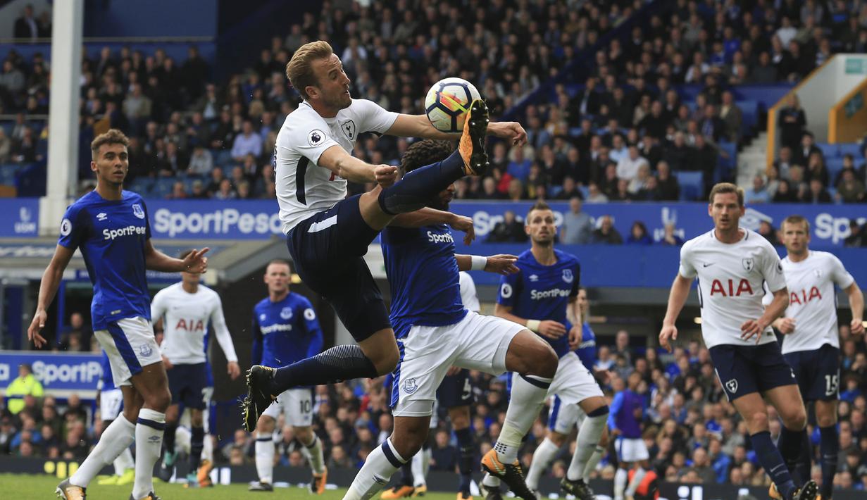Harry Kane mencetak dua gol saat Tottenham kalahkan Everton pada lanjutan Premier League di Goodison Park, Liverpool, (9/9/2017). Tottenham menang 3-0. (AFP/Lindsey Parnaby)