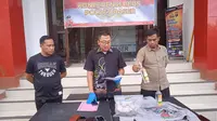 Konferensi pers tindak pidana pengeroyokan di Halaman Polres Paser, Jumat (26/8/2022). (Liputan6.com)