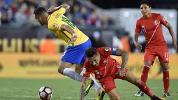 Pemain Brasil, Renato Agusto, berusaha melewati pemain Peru, Paolo Guerrero, pada laga Grup B Copa America Centenario. Tim samba kalah 0-1 pada laga terakhir penyisihan grup. (AFP/Hector Retamal)