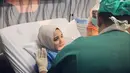 Hengky Kurniawan dan Sonya Fatmala yang menikah pada 23 April 2015 ini baru saja dikaruniai anak yang berjenis kelamin laki-laki pada Minggu (19/11/2017). (Instagram/hengkykurniawan)