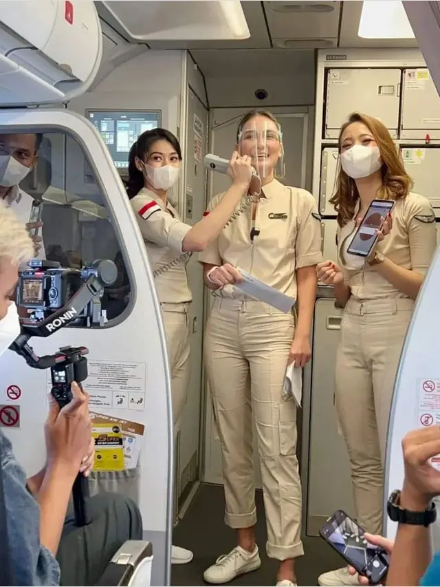6 Potret Aksi Luna Maya Nyamar Jadi Pramugari Super Air Jet, Curi Perhatian