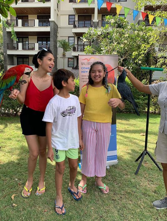 Setelah resmi bercerai dan menjadi single parents, diakui Angel Karamoy anak-anaknya tak pernah menanyakan mengapa sang ayah tak lagi serumah dengannya.Meski begitu perempuan 31 tahun itu tetap mengizinkan kedua buah hatinya untuk bertemu Steve Rumangkang. (Liputan6.com/IG/@realangelkaramoy)