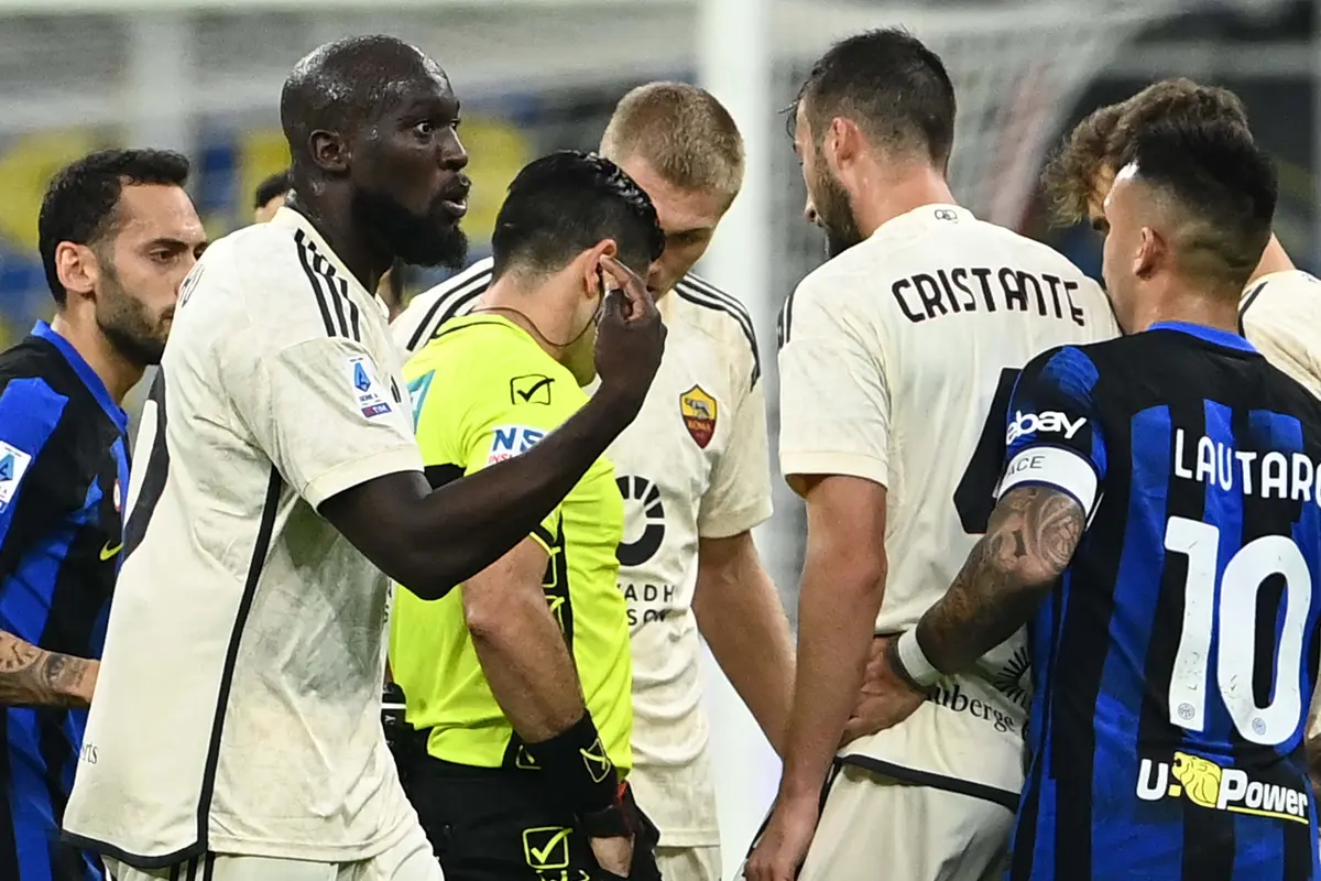 Foto: AS Roma Dikalahkan Inter Milan, Lukaku Mati Kutu saat Melawan Mantan Klubnya