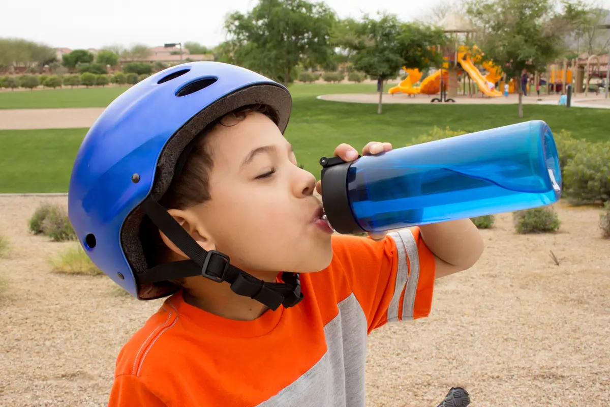 Ilustrasi Anak Minum Air Putih (iStockphoto)