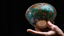 Wujud mangkuk Dinasti Qing saat dipamerkan di Rumah Lelang Sotheby's di Hong Kong, Kamis (2/3). Mangkuk tersebut sangat langka dan diperkirakan hanya ada tiga di dunia. (ANTHONY WALLACE/AFP)