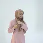 Tutorial hijab polos untuk tampil menawan saat Lebaran. (dok. tangkapan layar Vidio/HIJUP)