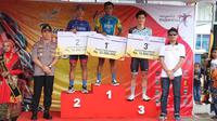 Pembalap tim Pgn Road Cycling Team, Novardianto Jamalidin, berhasil finis terdepan pada etape I Tour de Singkarak 2018 yang menempuh rute Lapangan Kantin Kota Bukittinggi dan finish di Kabupaten Sijunjung, Minggu (4/11/2018). (dok. Tour de Singkarak 2018)