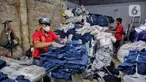 Relawan merapikan karung yang berisi pakaian bekas tidak layak pakai di Jakarta, Kamis (17/4/2025). (Liputan6.com/Angga Yuniar)