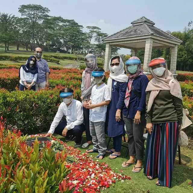 6 Momen BCL Ziarah ke Makam Ashraf Sinclair, Penampilan Hijabnya Curi Perhatian