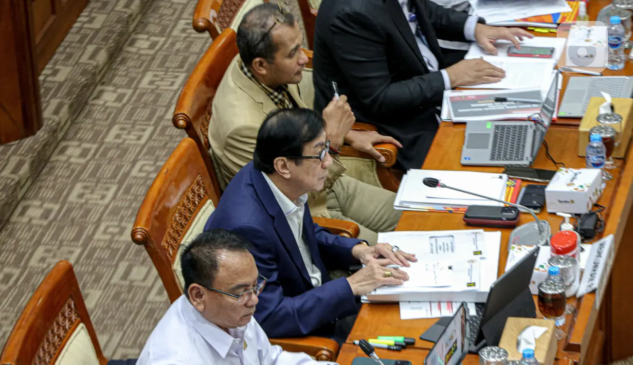 "Tetapi pagu indikatif Kementerian Hukum dan HAM adalah Rp 18.198.813.941.000 seperti yang disampaikan pimpinan tadi sebagaimana Surat Bersama (SB) Menteri Perencanaan Pembangunan Nasional, Kepala Badan Perencanaan Pembangunan Nasional, dan Menteri Keuangan tanggal 10 April 2023," lanjutnya. (Liputan6.com/Faizal Fanani)