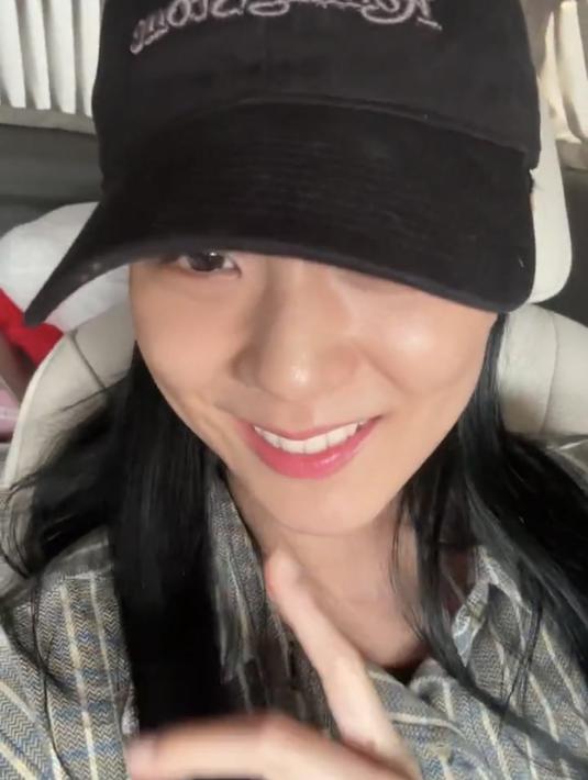 Jisoo Blackpink mengenakan baju kasual berwarna abu-abu bergaris putih. Dia memadukan penampilannya dengan topi hitam bertuliskan RollingStone. (Foto: Jisoo Weverse Live via Twitter)