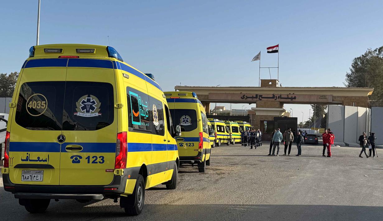 Selain itu, tahap kedua perjanjian gencatan senjata juga menyerukan pengerahan pasukan keamanan internasional, melucuti senjata Hamas, dan mengambil langkah-langkah untuk mulai membangun kembali Gaza. Tampak dalam foto, ambulans menunggu di sisi Mesir di penyeberangan perbatasan Rafah dengan Jalur Gaza di timur laut Mesir pada 1 Februari 2026. (Foto oleh AFP)