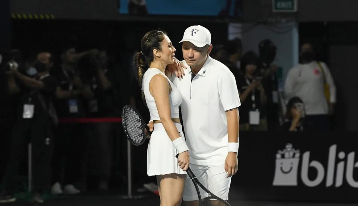 Wulan Guritno dan Gading Marten terlihat kompak mengenakan busana serba putih. Pasangan dengan nama 'Janda Duda Manjah' itu benar-benar sukses menghipnotis penonton dalam pertandingan Tiba Tiba Tenis. (Liputan6.com/IG/@gadiiing)