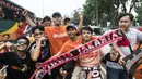 Suporter Persija Jakarta, The Jakmania, foto bersama saat akan menonton laga Liga 1 melawan Mitra Kukar di Senayan, Jakarta, Minggu (9/12). Persija berpeluang besar menjadi juara jika berhasil menang. (Bola.com/Vitalis Yogi Trisna)