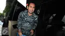 Terpidana kasus suap sengketa Pilkada Lebak Banten, Tubagus Chaeri Wardhana alias Wawan tersenyum saat turun dari mobil tahanan untuk menjalani pemeriksaan di Gedung KPK, Jakarta, Senin (21/3). (Liputan6.com/Helmi Afandi)