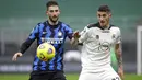 Gelandang Inter Milan, Roberto Gagliardini, berebut bola dengan pemain Spezia, Alessandro Deiola, pada laga Liga Italia di Stadion Giuseppe Meazza, Minggu (20/12/2020). Inter Milan menang dengan skor 2-1. (AP/Luca Bruno)