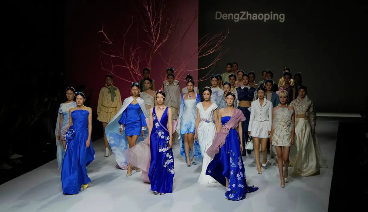 Para model mengikuti peragaan busana karya desainer Deng Zhaoping pada acara China Fashion Week di Beijing, China, 7 September 2022. (AP Photo/Ng Han Guan)