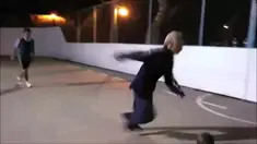 Video aksi jenaka pesepak bola tua yang menggunakan keahliannya mengolah bola untuk menipu lawan tandingnya.