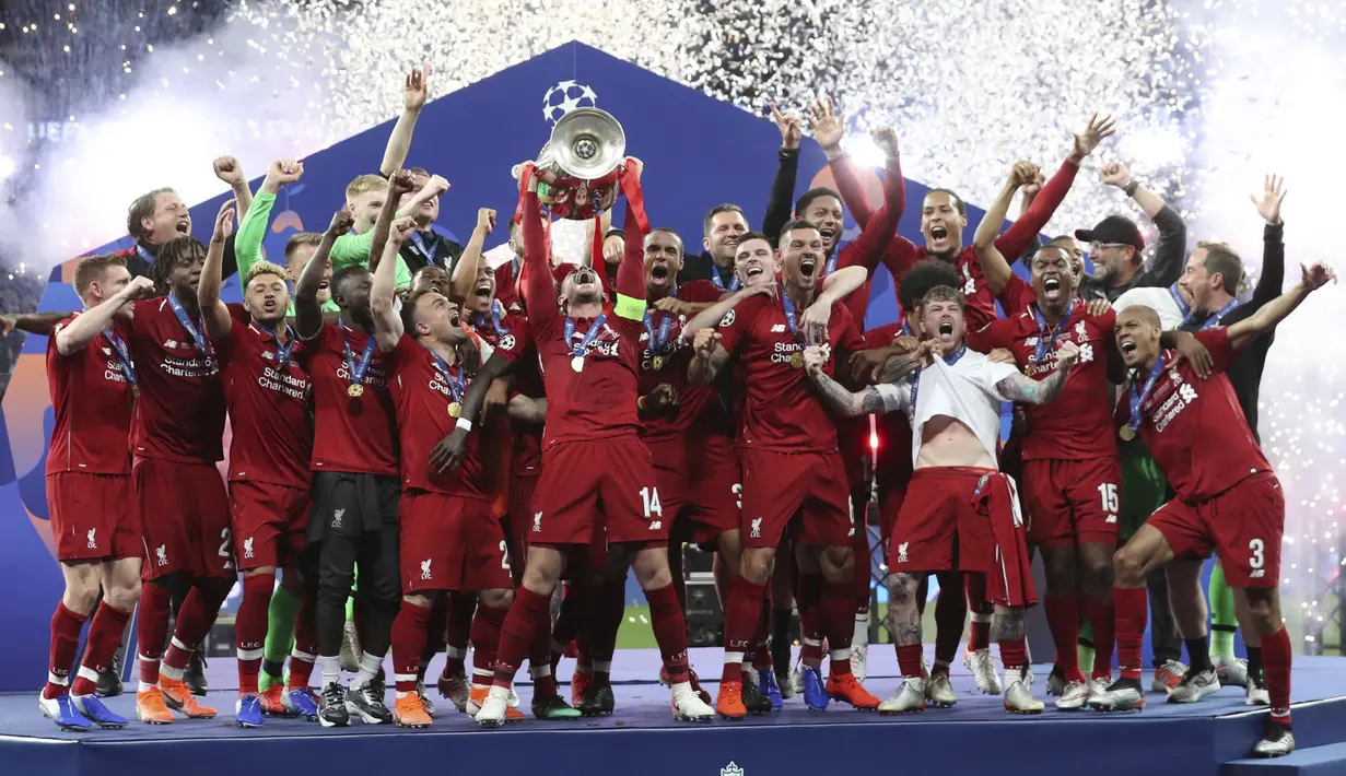 Para pemain Liverpool merayakan gelar juara Liga Champions 2019 usai mengalahkan Tottenham Hotspur di Stadion Wanda Metropolitano, Madrid, Minggu (2/6). Liverpool menang 2-0 atas Tottenham Hotspur. (AP/Francisco Seco)