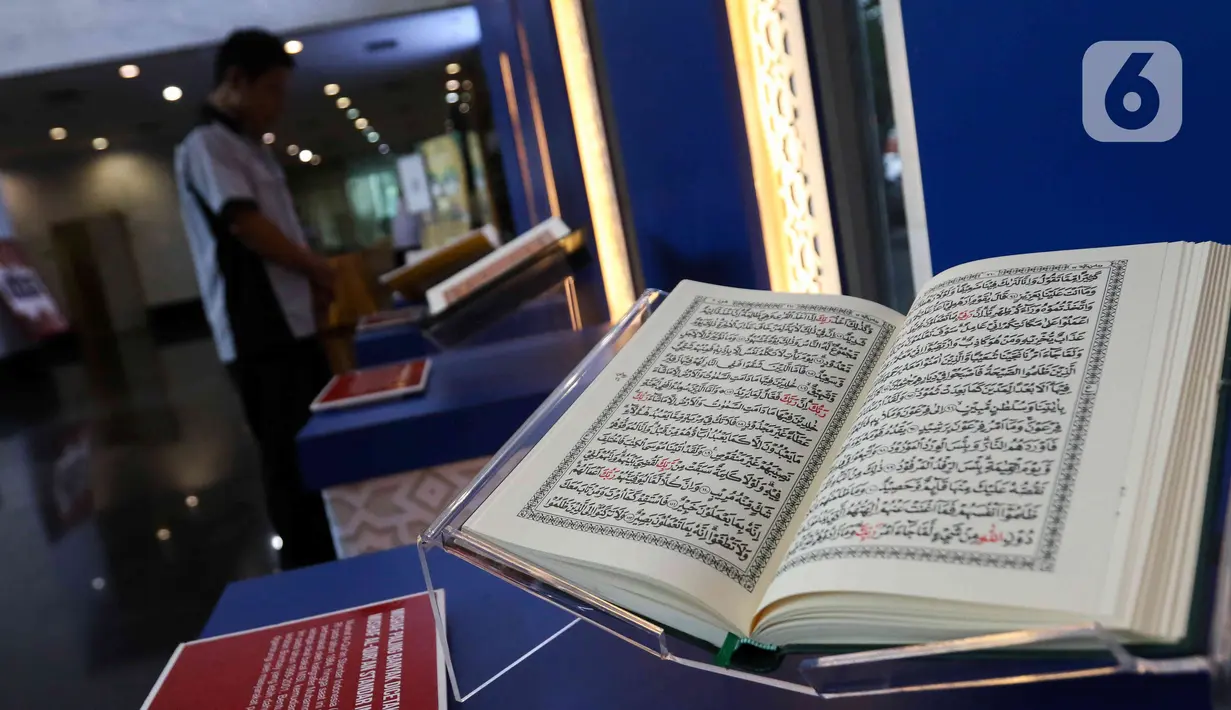 Kementerian Agama melalui Lembaga Pentashihan Alquran (LPMQ) menggelar pameran bertajuk 9 Mushaf Al Quran Fenomenal. (Liputan6.com/Herman Zakharia)