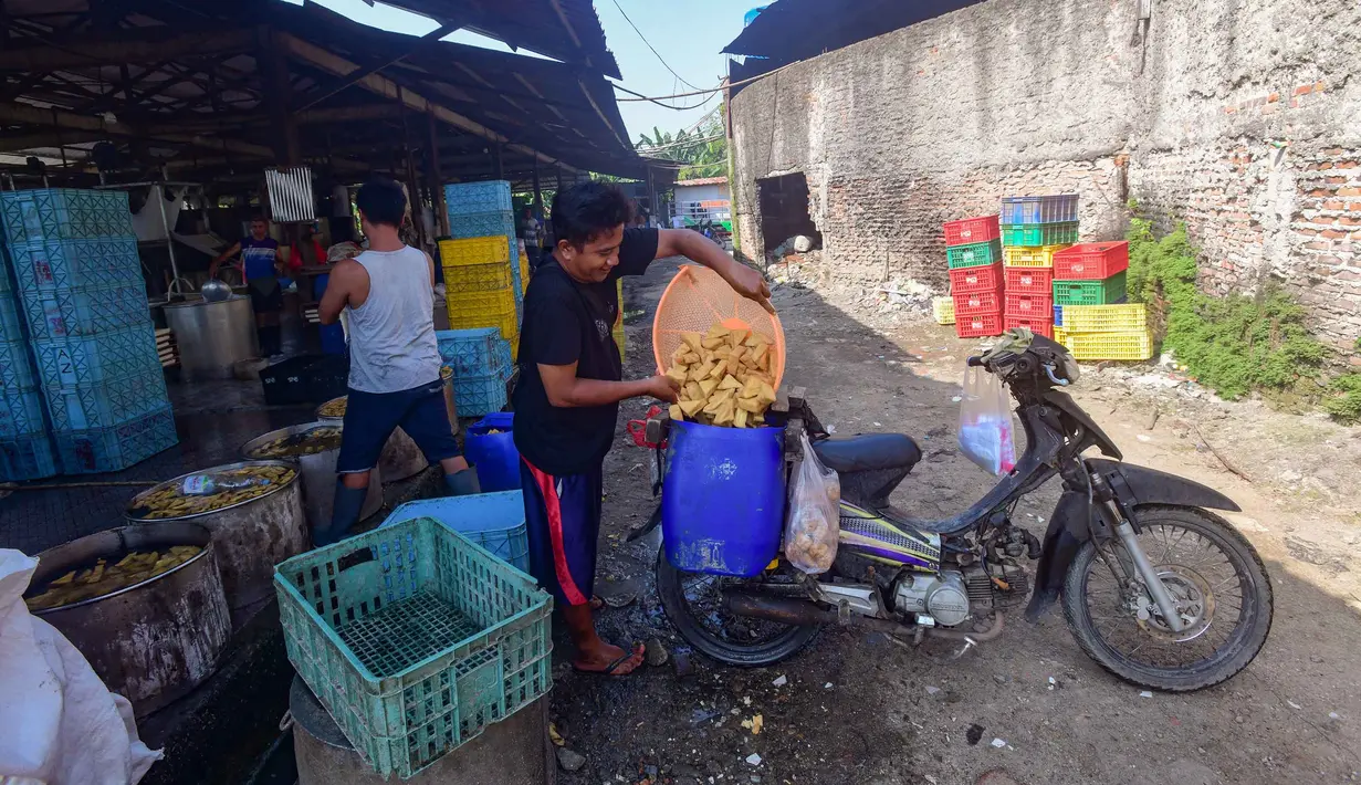 Aktivitas pekerja menyiapkan pendistribusian tahu di salah satu sentra produksi kawasan Pasir Putih, Kota Depok,  Jawa Barat, Senin (8/6/2026). (merdeka.com/Arie Basuki)