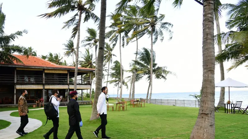 Jokowi saat mengunjungi Villa So Long dan Pantai So Long di Kabupaten Banyuwangi, Jawa Timur, Kamis (25/6/2020).