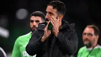 Pelatih Sporting Lisbon asal Portugal, Ruben Amorim, bertepuk tangan kepada para pendukung sebelum pertandinga Liga Portugal antara Sporting CP dan CF Estrela da Amadora di stadion Jose Alvalade di Lisbon, Sabtu dini hari WIB (2/11/2024). (PATRICIA DE MELO MOREIRA/AFP)