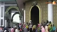 Anak Terjepit Antre Sembako dari Capres