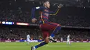 Pemain Barcelona, Neymar  merayakan golnya ke gawang Celta Vigo pada pekan ke-24 La Liga Spanyol di Stadion Camp Nou, Barcelona. (AFP / Josep Lago)