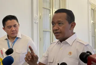 Menteri ESDM Bahlil Lahadalia melaporkan kepada Presiden Prabowo terkait evaluasi penataan Izin Usaha Pertambangan (IUP) di kawasan hutan. (Liputan6.com/Lizsa Egeham)