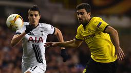 Gelandang Tottenham, Erik Lamela, beradu cepat dengan bek Tottenham, Sokratis, pada leg kedua babak 16 besar Liga Europa di Stadion White Hart Lane, Inggris, Jumat (18/3/2016) dini hari WIB. (AFP/Ben Stansall)
