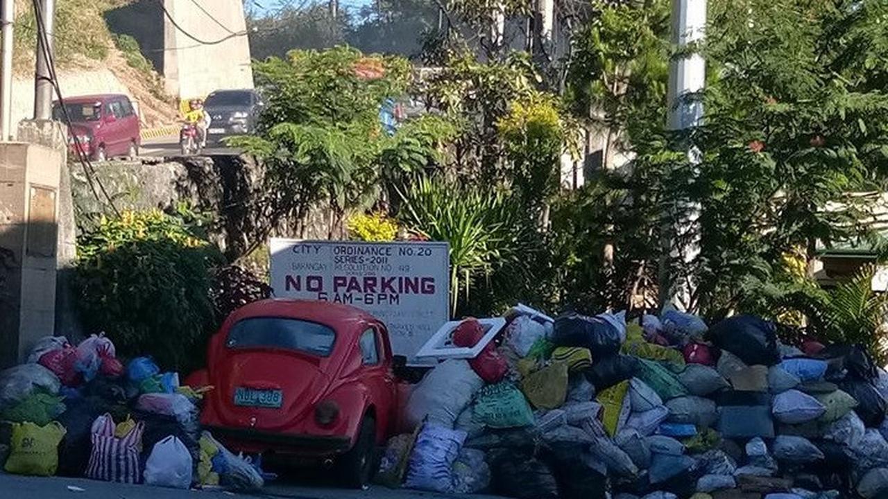 Parkir Sembarangan, Mobil ini Ditutupi Sampah