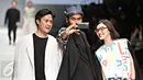 Sejumlah desainer berselfie saat parade fashion show pada pembukaan Jakarta Fashion Week (JFW) 2016 di Senayan City, Sabtu (24/10/2015). Pekan mode terbesar di Asia Tenggara ini berlangsung selama 24-30 Oktober . (Liputan6.com/Imanuel Antonius)