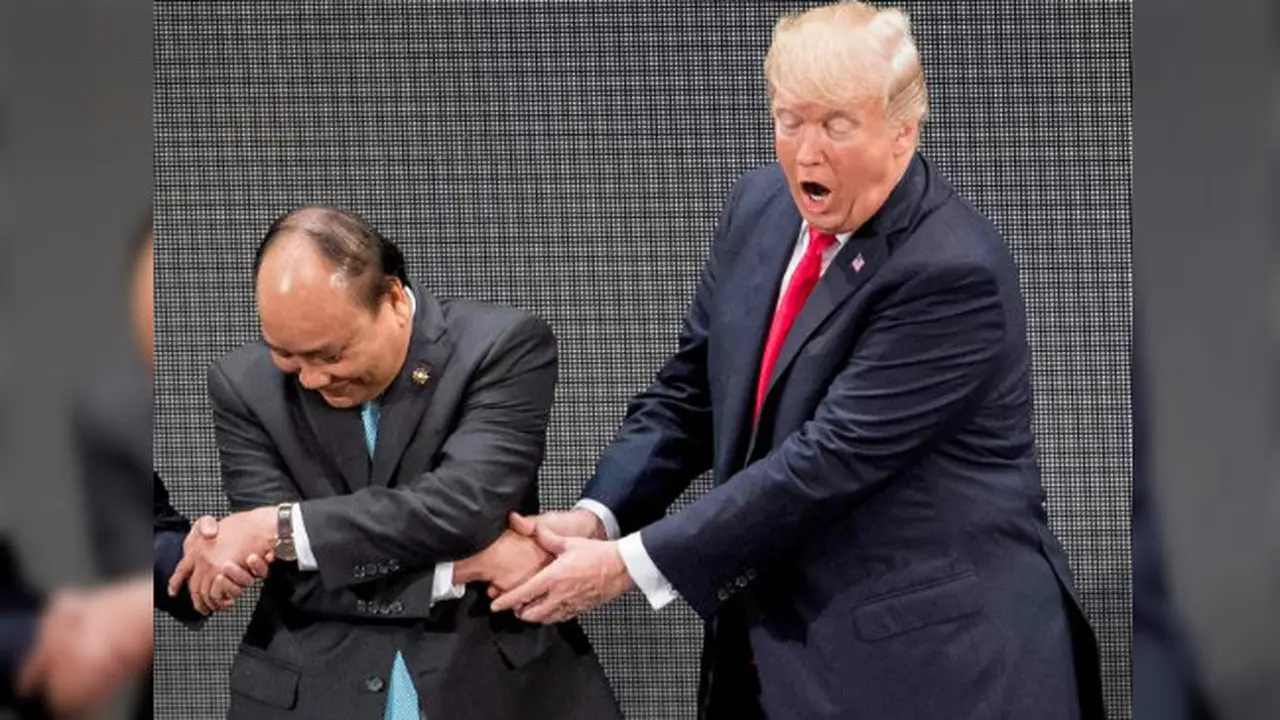 Presiden AS Donald Trump kesulitan lakukan jabat tangan ASEAN way (AFP)