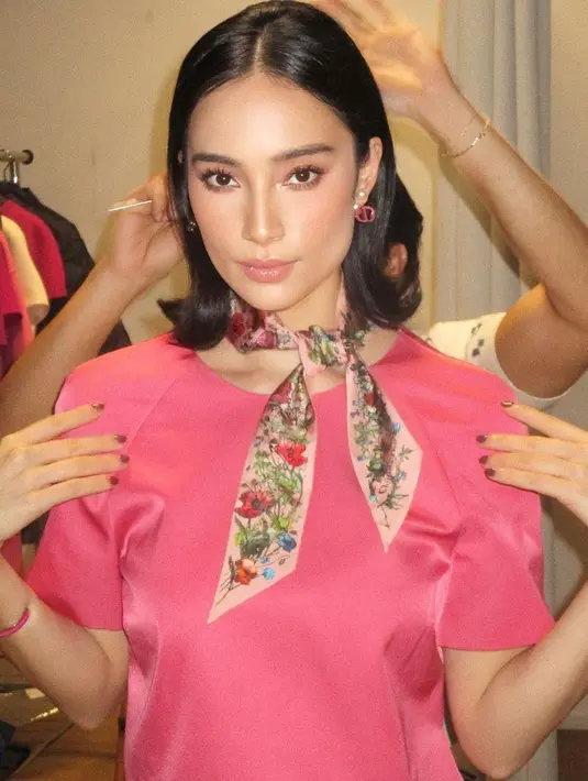 Hadirkan nuansa berbeda di Imlek kali ini dengan makeup vintage bernuansa pink ala Tatjana Saphira ini. [Foto: Instagram/archangelachelsea]