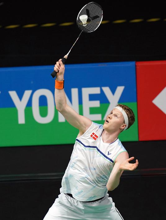 <p>Anders Antonsen saat melawan Anthony Sinisuka Ginting pada pertandingan tunggal putra turnamen bulu tangkis Malaysia Open 2023 di Bukit Jalil Axiata Arena, Kuala Lumpur, Malaysia, Kamis (12/1/2023). Anthony Sinisuka Ginting mengalahkan Anders Antonsen dengan skor 21-14, 17-21, dan 21-17. (AP Photo/Kien Huo)</p>