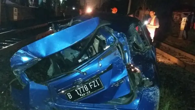 Kondisi Sigra ringsek ditabrak kereta di Bekasi. (Istimewa)