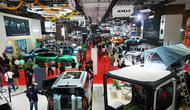 Pengunjung melihat-lihat kendaraan selama Pameran Otomotif Internasional Indonesia di Jakarta, Sabtu 7 Februari 2026. Ajang Indonesia International Motor Show (IIMS) 2026 menjadi etalase peluncuran berbagai kendaraan baru di pasar otomotif nasional. (AP Photo/Tatan Syuflana)