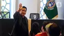 Ketua Umum Perserikatan Sepakbola Seluruh Indonesia (PSSI), Erick Thohir menyapa wartawan sesaat sebelum memberi keterangan terkait perkembangan Timnas Indonesia di Jakarta, Selasa (25/2/2025). (Liputan6.com/Angga Yuniar)