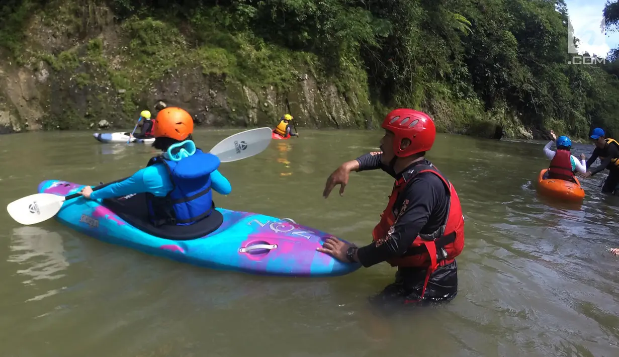 Peserta sekolah Kracak Kayak melakukan teknik mendayung saat simulasi sungai Cianten, Desa Situ Udik, kecamatan Cibungbulang, Bogor, Jawa Barat, Kamis (18/3). Peserta juga diajarkan membalikkan kayak yang terbalik. (Merdeka.com/Imam Buhori)
