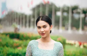 Kebaya biru tosca yang dipadukan dengan kain batik ini merupakan rancangan desainer Asky Febrianti. Payet kebaya ini simpel dan cocok dengan Azizah Salsha. Kerah kebaya Azizah Salsha ini didesain dengan model square neck, sementara lengan kebayanya didesain dengan model V. Meski simpel, namun desain di beberapa bagian membuat kebaya ini elegan. (Liputan6.com/IG/@askyfebrianti)