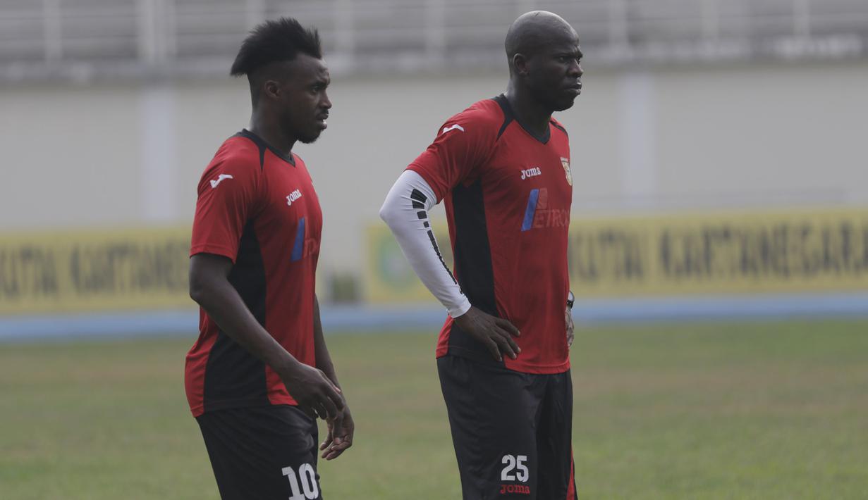 Pemain asing Mitra Kukar, Guy Junior dan O.K John bersiap mengikuti latihan jelang laga semi final Piala Presiden 2015 melawan Persib di Stadion Aji Imbut, Tenggarong, Kaltim, Sabtu (2/10/2015). (Bola.com/Vitalis Yogi Trisna)