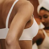 Ilustrasi Menggunakan Bra Credit: pexels.com/Sora