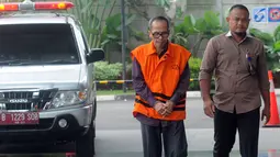 Tersangka Kepala Kantor Kemenag Kabupaten Gresik, Muhammad Muafaq Wirahadi (rompi oranye) tiba di gedung KPK, Jakarta, Selasa (16/4/2019). Muhammad Muafaq Wirahadi diperiksa sebagai tersangka terkait kasus suap jual beli jabatan di Kementerian Agama, Jawa Timur. (merdeka.com/Dwi Narwoko)