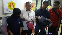 Polisi merilis kasus pembunuhan di Cawang setelah menangkap pelaku, Petrus Paulus Ualubun (21). (Liputan6.com/Nanda Perdana Putra)