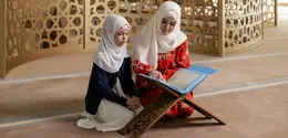 Ilustrasi Islami, muslimah, mengaji, membaca Al-Qur'an. 9Foto oleh Alena Darmel: https://www.pexels.com/id-id/foto/wanita-gadis-duduk-putih-8164752/)