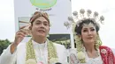 Artis peran Ardina Rasti dan Arie Dwi Andika memberikan keterangan seusai melangsungkan akad nikah di kawasan Gunung Putri, Bogor, Sabtu (20/1). Akad nikah Ardina Rasti dan Arie Dwi Andika tersebut berkonsep adat Jawa modern (Liputan6.com/Herman Zakharia)