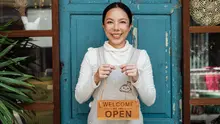 Ilustrasi membuka, merintis bisnis/usaha kecil. (Photo by Ketut Subiyanto: https://www.pexels.com/photo/ethnic-female-cafe-owner-showing-welcome-we-are-open-inscription-4473398/)