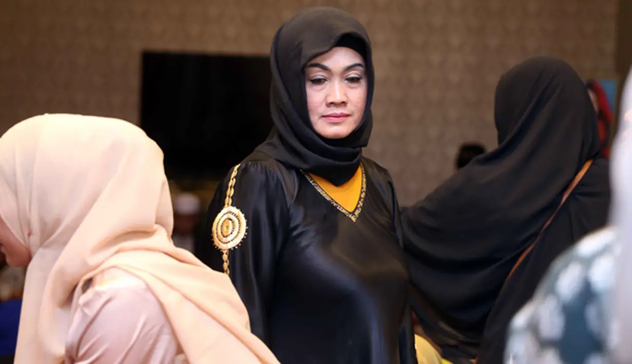 Lantaran ibunda Jupe sedang tak enak badan saat itu, Bertrand yang memang sibuk membantu di acara itu mengaku mewakilkan pihak keluarga untuk berbicara di depan media, dan berterima kasih pada teman-temannya. (Nurwahyunan/Bintang.com)